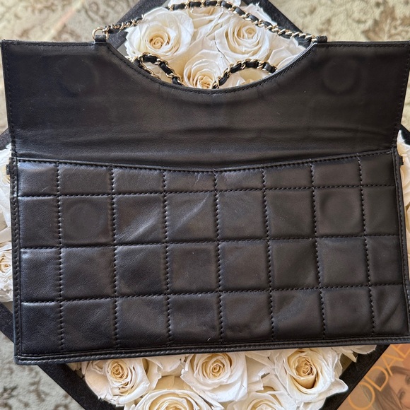 CHANEL Black Quilted Clutch with Chain Detail. Shoulder Bag. - Picture 4 of 12
